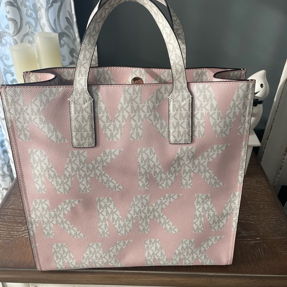 Micheal Kors white and pink tote XL! Like new only used 2 times! - Picture 3 of 4